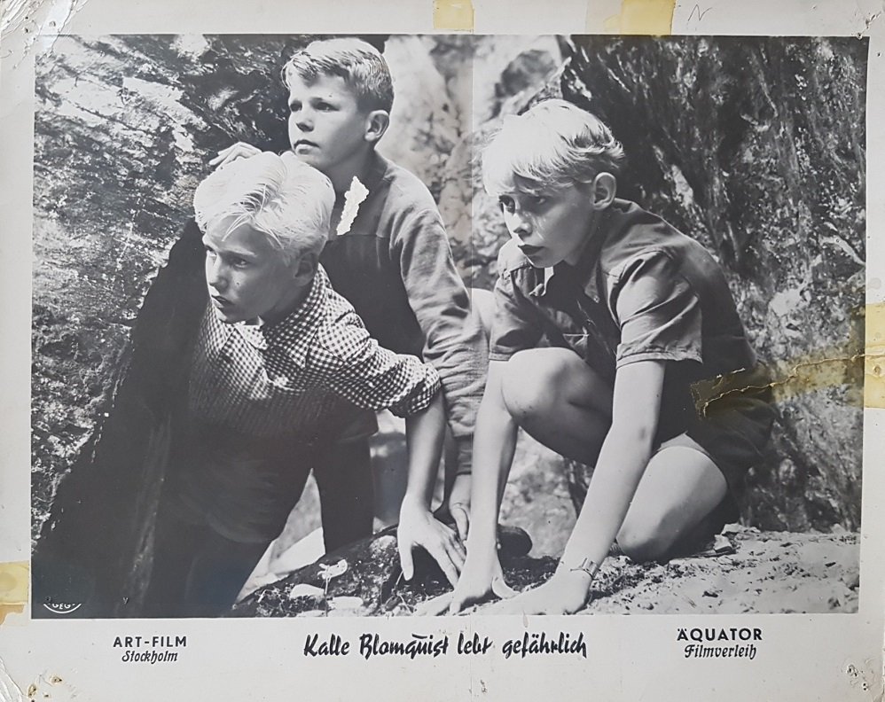 HUSBERG, Rolf (Regisseur) / Astrid Lindgren (Autorin):  Zwei Photographien aus dem Film: Kalle Blomquist lebt gefährlich (1953). Original-Kinowerbematerial des Äquator-Filmverleihs im größeren Format (Aushangmaterial). 