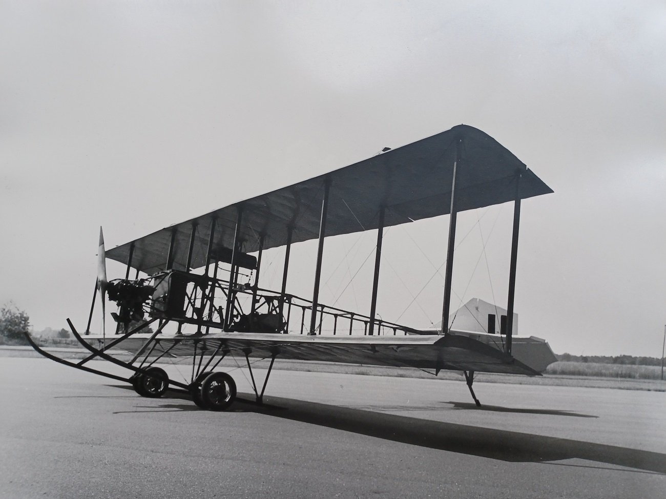 ESCH, Winfried (Fotograf):  3 großformatige Original-Photographien eines historischen Flugzeugs oder Flugzeugnachbaus. (Historische Photographien eines Doppeldecker-Flugzeugs aus den Anfängen der Fluggeschichte). 