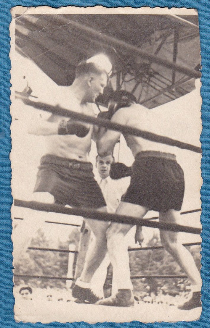 SCHMELING, Max / Neusel, Walter:  Original-Photographie des Boxkampfs Schmeling vs. Neusel am 26. August 1934. (Kleinformatige Photographie einer Kampfszene, Privataufnahme). 
