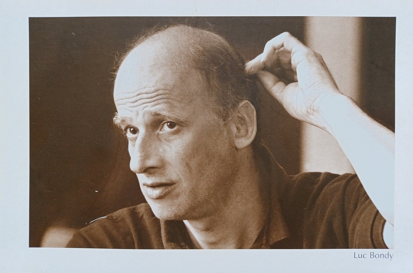 Akademie der Künste Berlin (Herausgeber):  Porträtkarte des Regisseurs Luc Bondy. (Original-Postkarte mit fotografischer Abbildung). 