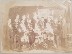   Original-Photographie einer Studentenverbindung um 1900. (Ansicht: Verbindungsgruppe im Traditionszimmer vor Verbindungswappen). 