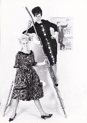 SONSALLA, Horst (Fotograf):  Original-Photographie im Kontext der Modephotographie der 60er Jahre. Zwei weibliche Modelle mit Kleidern / Modeaufnahme fr Handel und Versandhandel. 