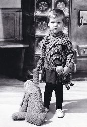 SONSALLA, Horst (Fotograf):  Original-Photographie im Kontext der Modephotographie der 60er Jahre. Kinder-Modell (Mdchen) mit Pullover, Hose, Rock und Halbschuhen / Modeaufnahme fr Handel und Versandhandel. 