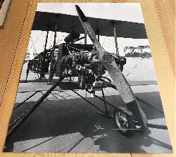 ESCH, Winfried (Fotograf):  3 groformatige Original-Photographien eines historischen Flugzeugs oder Flugzeugnachbaus. (Historische Photographien eines Doppeldecker-Flugzeugs aus den Anfngen der Fluggeschichte). 