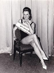 BINDER, Ludwig:  Original-Photographie des Photographen Ludwig Binder zur Wahl der Miss Berlin 1966. 